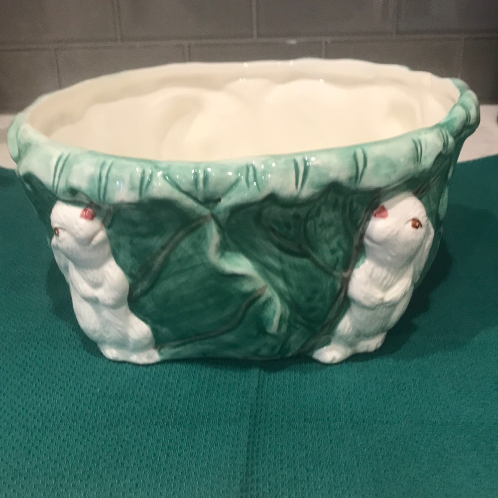 Vintage Rabbit 🐇 & Cabbage 🥬 serving bowl. No chips or cracks.
